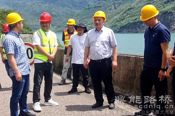 宜賓市公路局局長(zhǎng)何俊鋒到鼎能路橋G213和G35...
